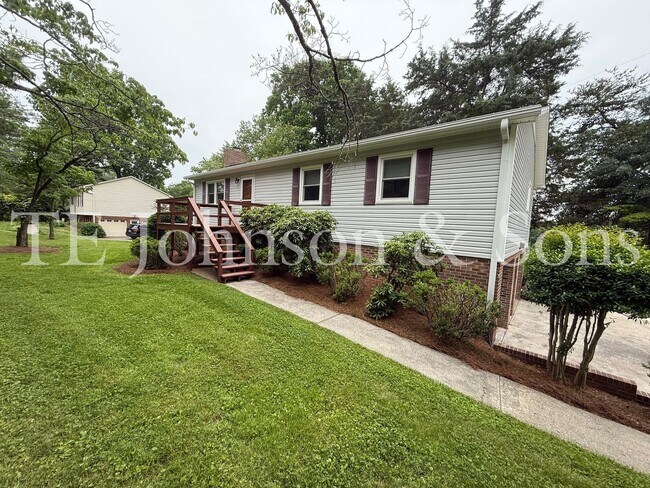 Building Photo - 3 Bedroom Close to Mt. Tabor