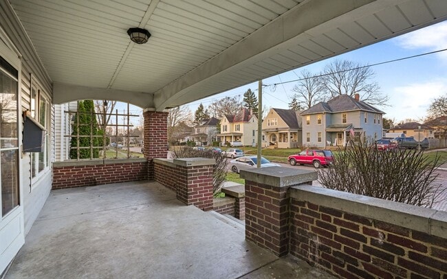 Building Photo - 3 BED 2 FULL BATH W/ OFFICE - AVAILABLE NOW