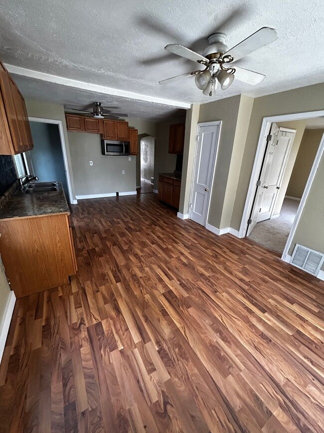 Building Photo - "Coming Soon" 3 Bedroom Possible 4 Bedroom...