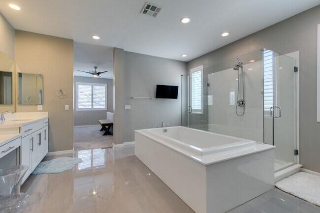 Building Photo - Luxury Rental with Mountain Views in Gated Henderson Community