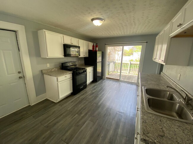 Building Photo - 4BR Davenport Home