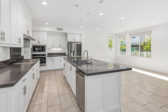 Primary Photo - 167 Tenor