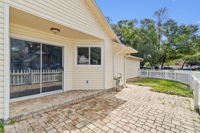 Building Photo - 110 Parkwood Dr