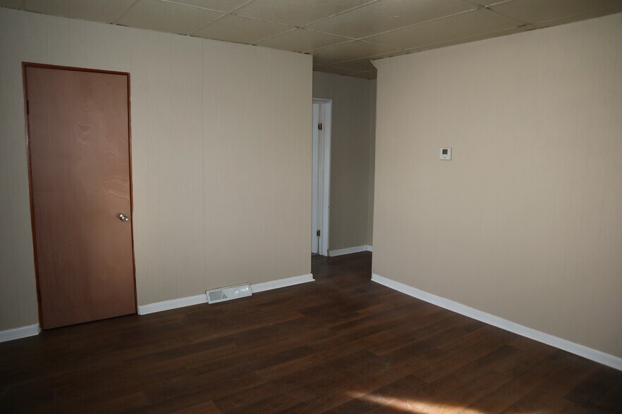 Building Photo - 823 Crest Ave