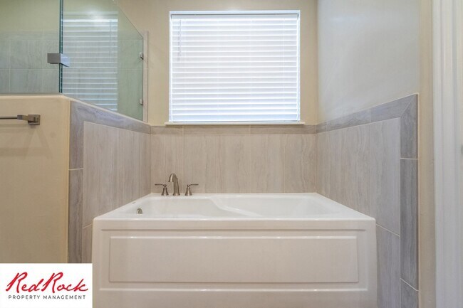Building Photo - Stunning 4 Bedroom Home. Dog friendly!