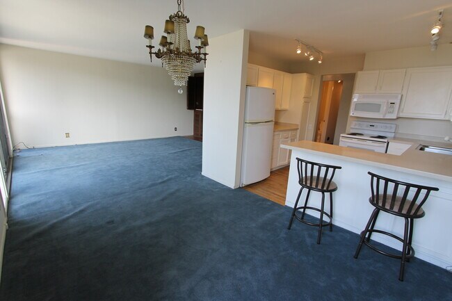 Building Photo - Epic REA: Top Floor 2 BR/2 BA Condo, Pano Views, Balcony, 3-4 Pkg, Storage