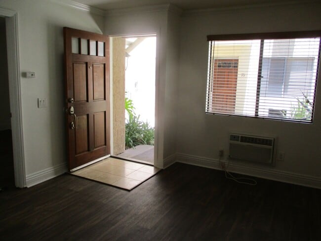Building Photo - Beautiful 1 bedroom 1 bath 1st floor condo...