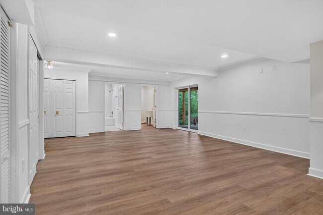 Building Photo - 221 Spring Race Ct