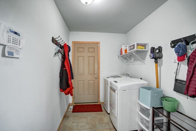 Building Photo - 818 Redan Dr