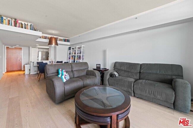 Building Photo - 13700 Marina Pointe Dr