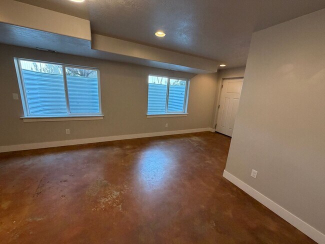 Building Photo - Spacious 6-Bedroom Home for Rent in Lehi