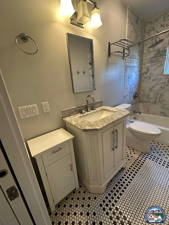 Building Photo - 1075 Hayes Ave