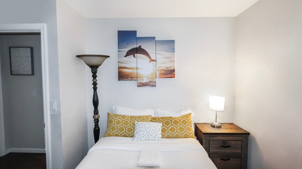 Building Photo - 660 Sunnyside Ave