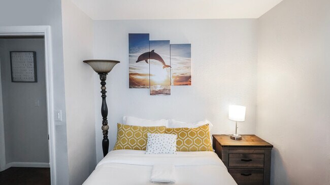 Building Photo - 660 Sunnyside Ave