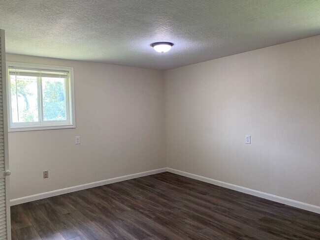 Building Photo - Large Brick Home with 2 Living spaces!