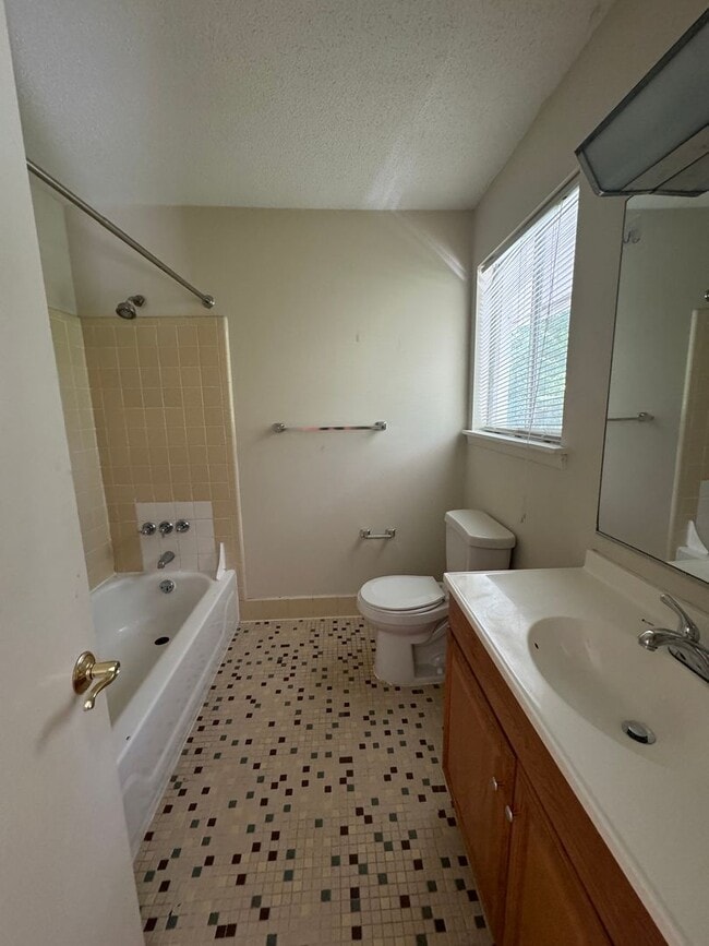Building Photo - 2BR/2.5BA condo in Champion Court near Cen...