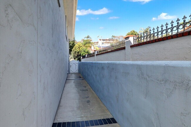 Building Photo - Luxurious home available immediately.