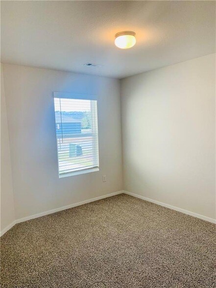 Building Photo - 936 E Bunting St