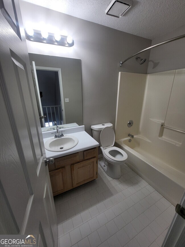 Building Photo - 7700 Lakeshore Ct