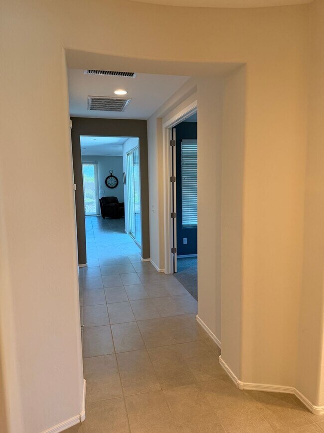 Building Photo - 2 Bed 2 Bath + Den Long-Term Rental in Anthem at Merrill Ranch!
