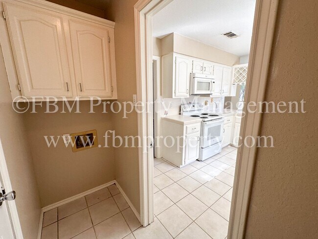 Building Photo - 803 Lakeway Dr