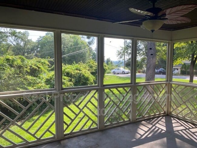 Building Photo - 101 Crest Dr