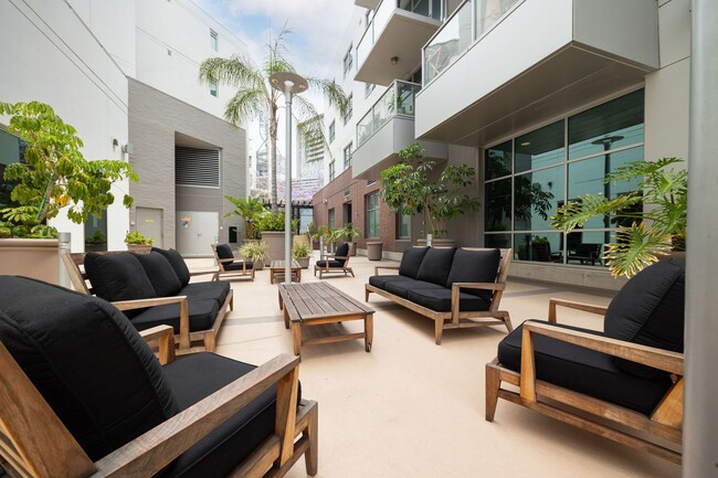 Building Photo - Modern Studio in Park Terrace | Water Included!