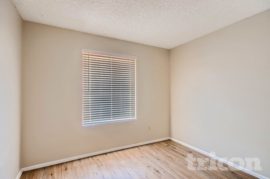 Building Photo - 4201 W Sunnyside Ave