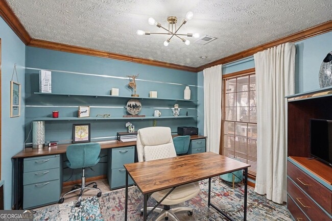 Building Photo - 8671 Twin Oaks Dr