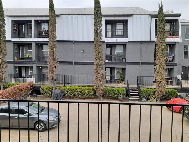 Building Photo - 2020 S Congress Ave