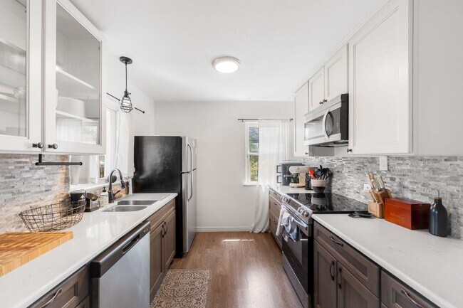 Building Photo - 3BD, 1BA Edgewater Home with Lard Back Yard and 2-Car Garage