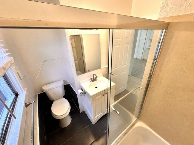 Building Photo - 1321