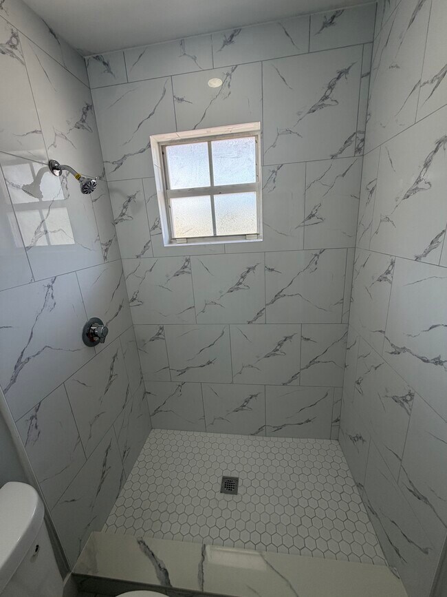 Building Photo - 425 SW 21st Ave