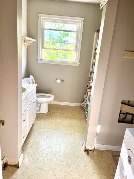 Building Photo - 109 Bolton Ave