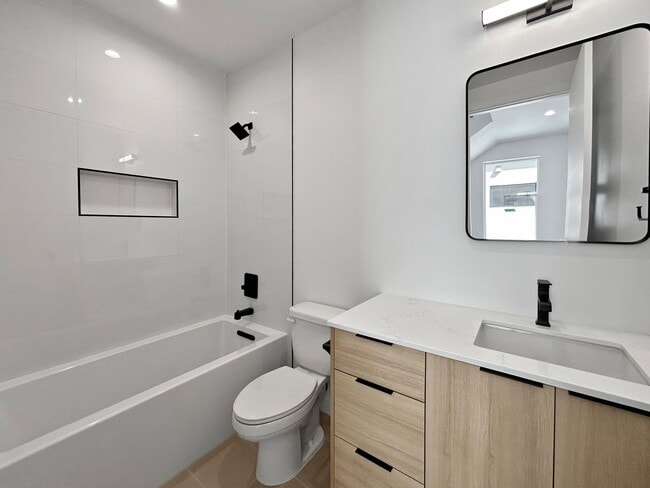 Building Photo - $0 DEPOSIT OPTION. BRAND NEW 4 BED 3 BATH HOME WITH ROOFTOP DECK IN BERKELEY