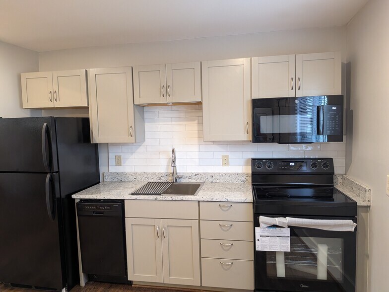 Building Photo - 1869 Montclaire Ln