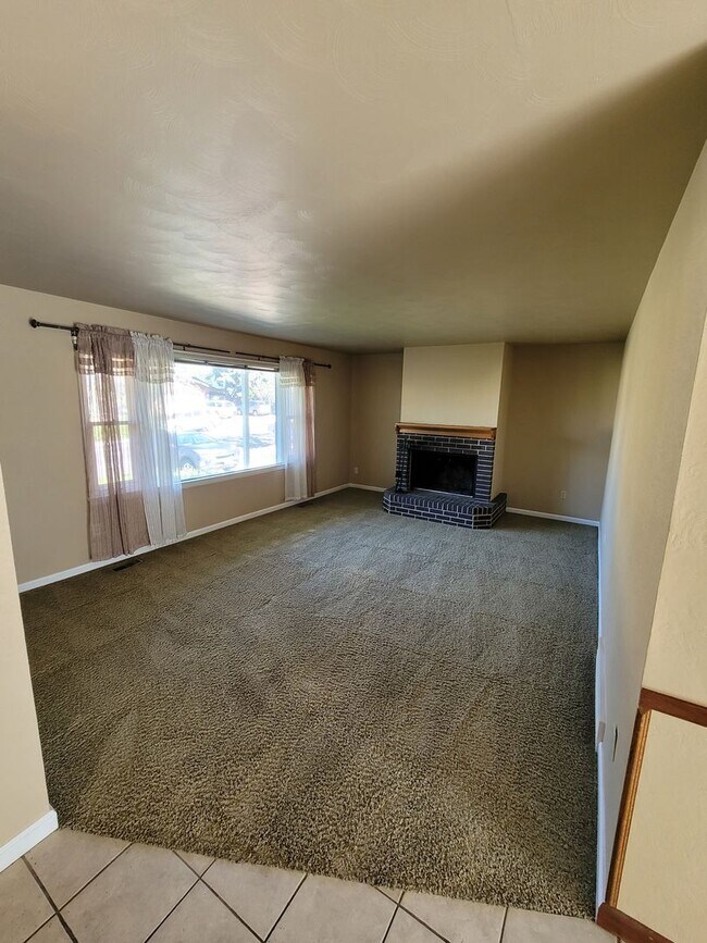 Building Photo - Great 5br/2ba House in NE Colorado Springs. Near UCCS