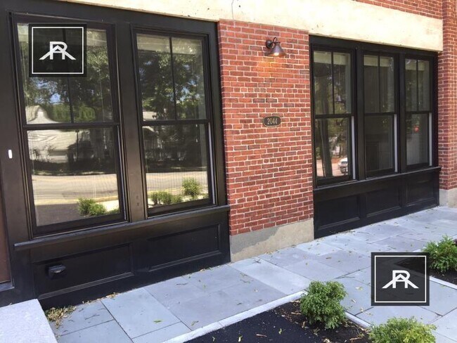 Building Photo - 4 bedroom in Newton MA 02467