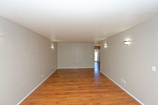Building Photo - 4 Bedroom Home