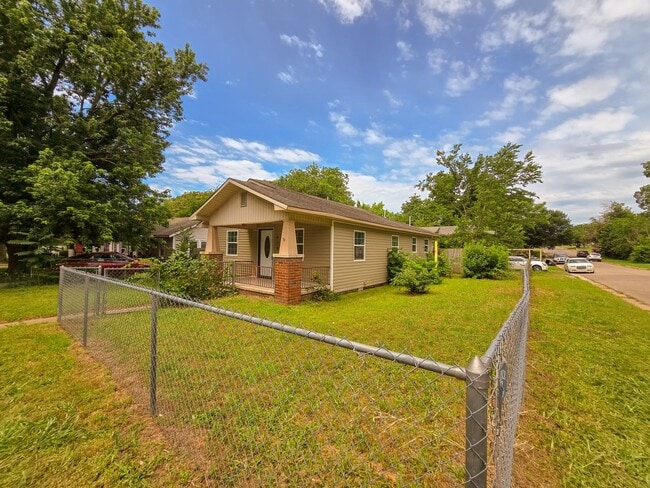 Building Photo - 3 Bedroom, 1 Bath Home in Shawnee!