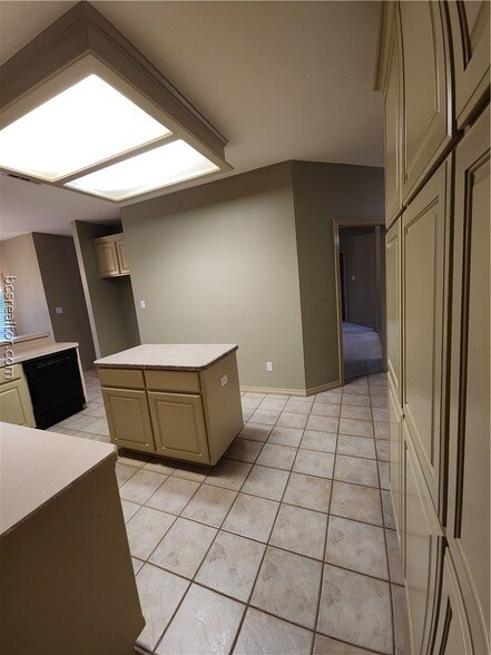 Building Photo - 3920 Park Hurst Dr