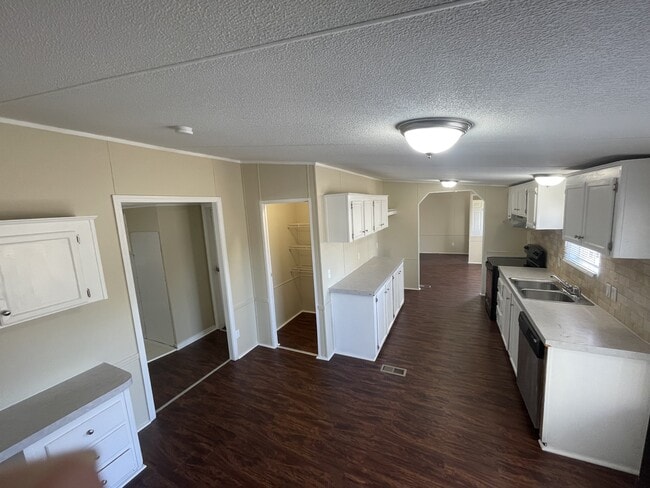 Building Photo - 1112 Level Dr