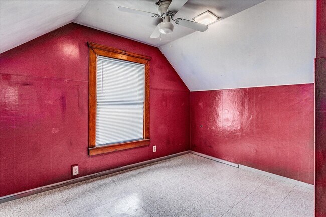 Building Photo - 912 E 31st St