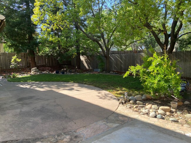 Building Photo - Large 4 bdrm 3 bath in Broadstone