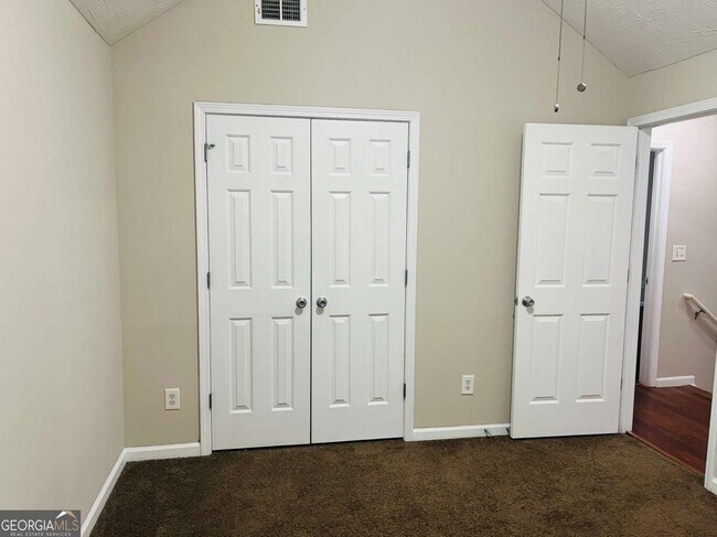 Building Photo - 690 Escalade Dr
