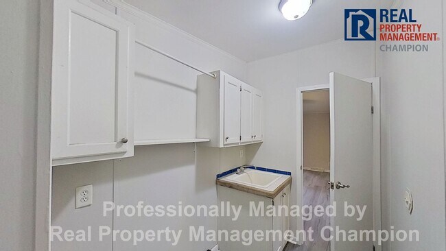 Building Photo - Quiet Country Location in Hampstead
