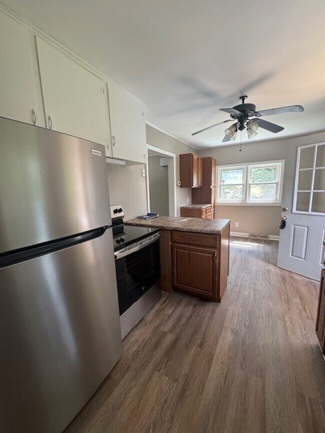 Building Photo - Adorable 3 Bedroom 1 Bathroom Home in Gree...