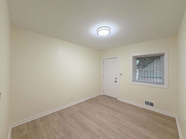 Building Photo - FULLY RENOVATED APARTMENT