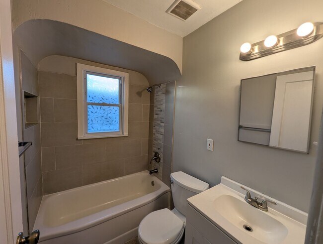 Building Photo - Lovely on Lorna