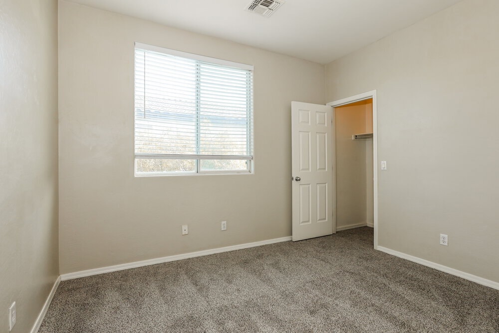 Building Photo - 1303 E Julian Dr